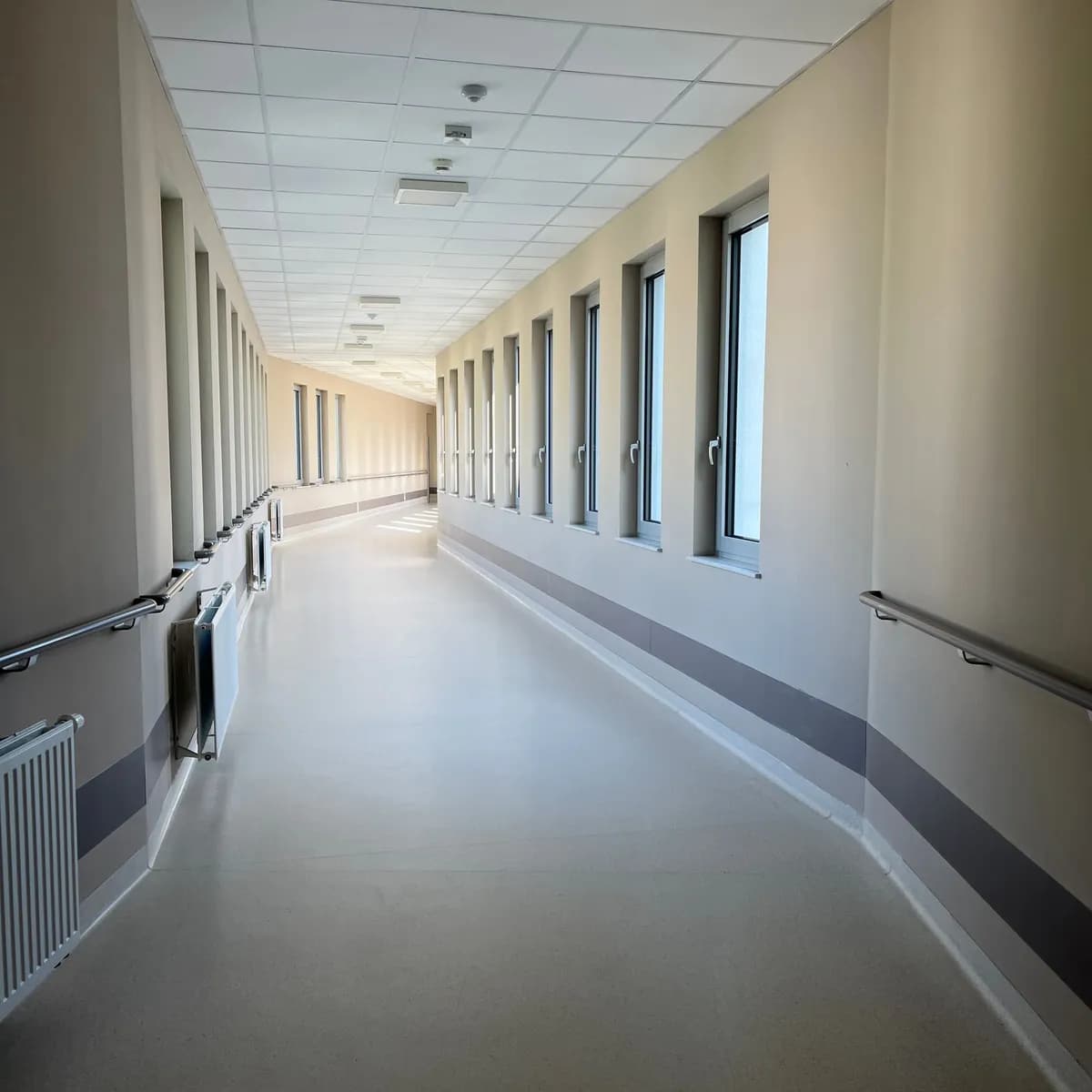 Couloir d’établissement de santé aux surfaces lessivables