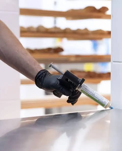 Application réelle de gel appât anti-cafards par un technicien Provence 3D en cuisine professionnelle