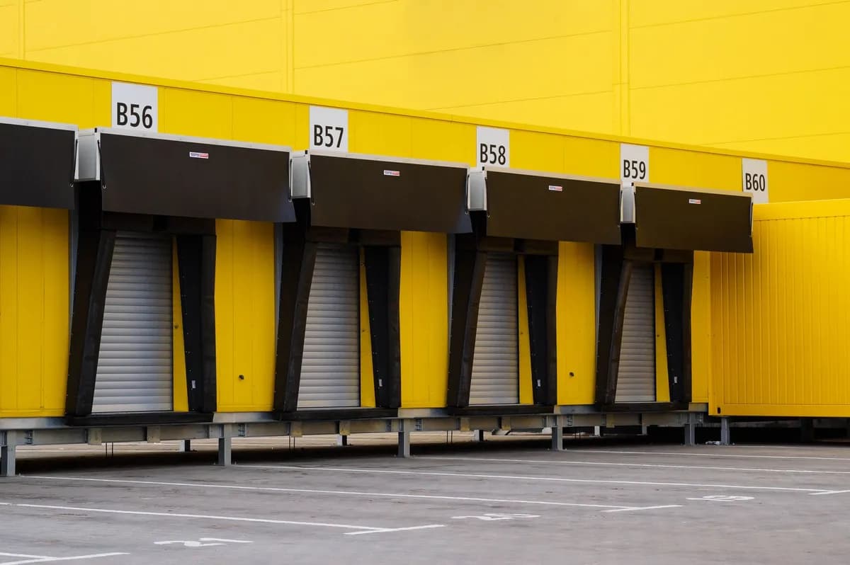 Quais de chargement numérotés d’un entrepôt logistique