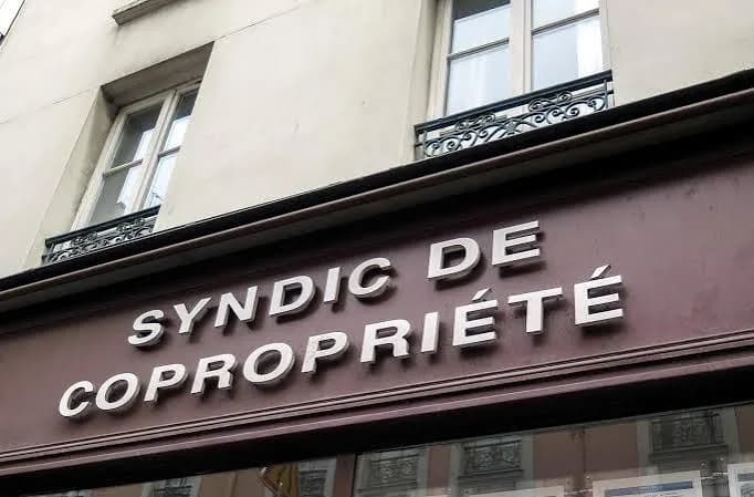 Immeuble en copropriété avec hall et local à poubelles
